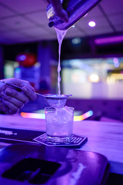Cocktail abseihen an der Bar