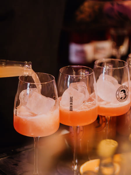 Aperol Spritz einschenken